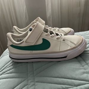 Kids Nike Court Legacy (Cream/Green) size 12C